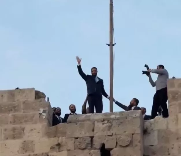 Συρία: Ο Άχμαντ αλ Σάρα επέστρεψε στο Χαλέπι έναν χρόνο μετά την πτώση του Άσαντ (vids)