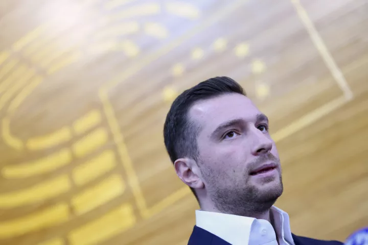 Επίθεση με αυγό στον Ζορντάν Μπαρντελά σε δημόσια εκδήλωση - Συνελήφθη ένας 74χρονος