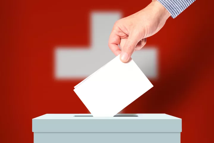 Ελβετία: Οι πολίτες ψηφίζουν για τη στρατιωτική θητεία και για κλιματικό φόρο στους πλούσιους 