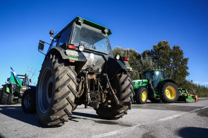 Στους δρόμους τα τρακτέρ: Μπλόκα στον κόμβο της Νίκαιας - Αποφασισμένοι δηλώνουν οι αγρότες (pics&vids)