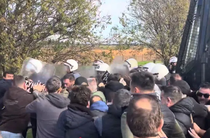 Σε κλίμα έντασης ξεκίνησαν τα αγροτικά μπλόκα στη Θεσσαλία - Έπεσαν χημικά σε Νίκαια και Πλατύκαμπο (vids)