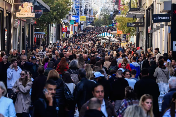 Κυριακή με ανοιχτά καταστήματα: «Βουλιάζει» η Ερμού, συνεχίζονται οι προσφορές της Black Friday (pics)