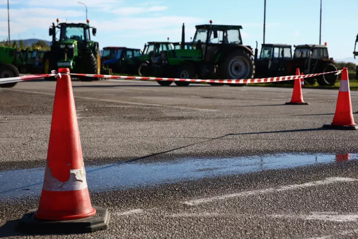 Αγροτικές κινητοποιήσεις: Εκτροπές της κυκλοφορίας και ρυθμίσεις λόγω των μπλόκων