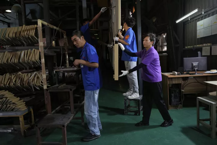 Η μεταποιητική δραστηριότητα της Κίνας ανακάμπτει ελαφρά, αλλά παραμένει σε ύφεση