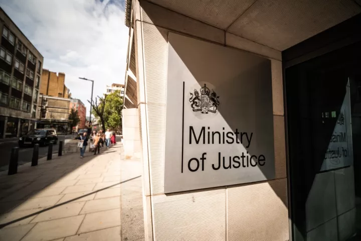 Βρετανία: Η κυβέρνηση σχεδιάζει αναμόρφωση του δικαστικού συστήματος με στόχο την επιτάχυνση της εκδίκασης εκκρεμών υποθέσεων	