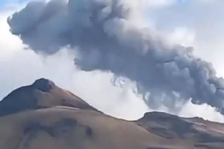 Συναγερμός στην Κολομβία: Ηφαίστειο σκορπά τέφρα σε χωριά - Αυξημένος κίνδυνος έκρηξης