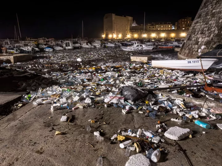 Κροατία: Παραλίες του Ντουμπρόβνικ «πλημμύρισαν» με τόνους σκουπιδιών από την Αλβανία - Πώς έφτασαν στις ακτές (pics)