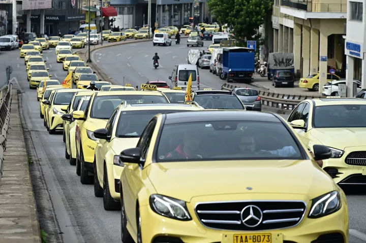 Ταξί: 48ωρη απεργία την Τρίτη και την Τετάρτη σε όλη την Ελλάδα