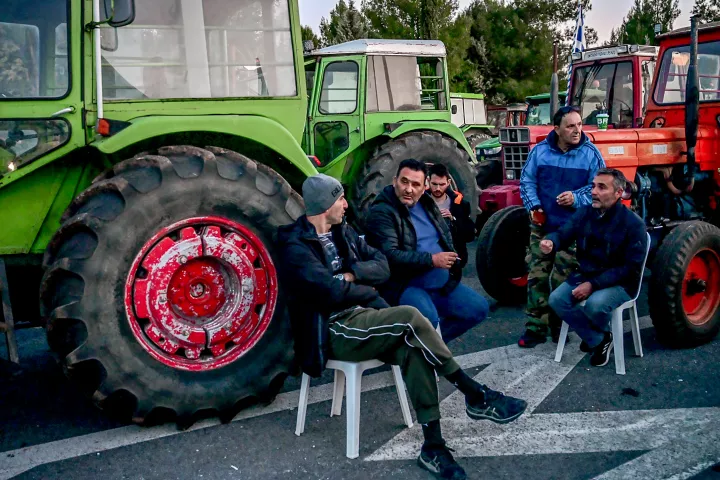 Αγροτικά μπλόκα: Αποκλείστηκε και πάλι το τελωνείο Ευζώνων - Κλειστό το ρεύμα προς Αθήνα στα διόδια Μαλγάρων