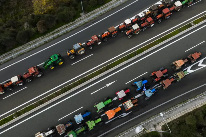 Αμετακίνητοι οι αγρότες: Συνεχίζονται για 4η ημέρα τα μπλόκα, πάνω από 4.000 τρακτέρ στη Θεσσαλία