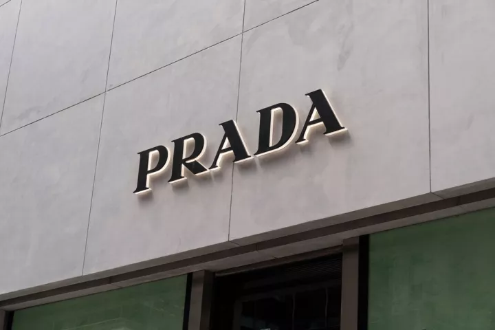 Prada: Εξαγόρασε τη Versace έναντι 1,4 δισ. δολαρίων