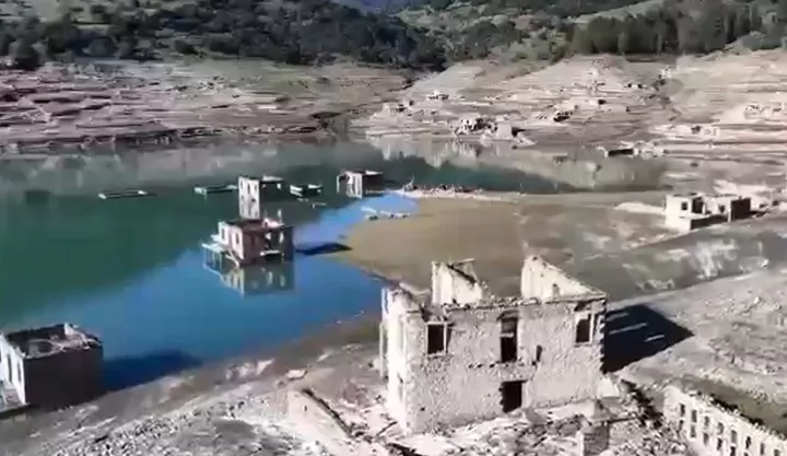 «Στεγνώνουν» Μόρνος και Υλίκη παρά τις βροχές - Σοκαριστικές οι νέες εικόνες από drones