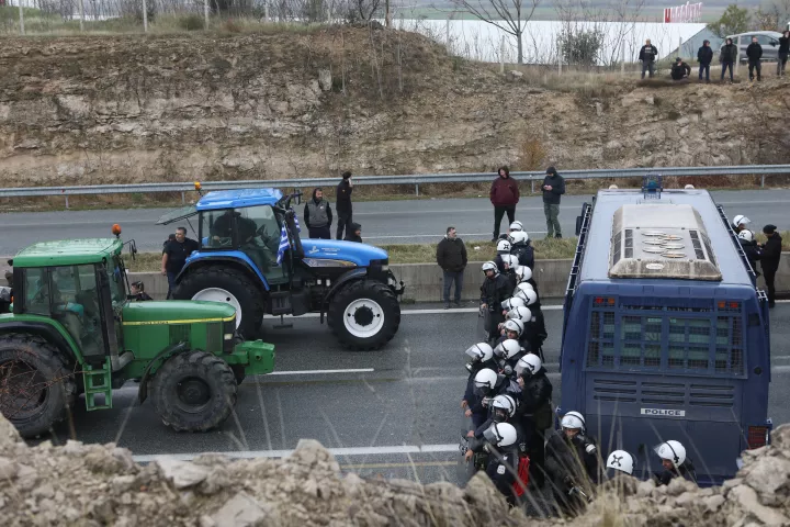 Οι αγρότες έσπασαν το μπλόκο της αστυνομίας στον Λευκώνα Σερρών και κατευθύνονται στον Προμαχώνα - Άνοιξε το τελωνείο Ευζώνων