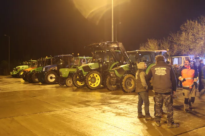 Οι αγρότες έφτασαν στο τελωνείο του Προμαχώνα - Ποιοι δρόμοι παραμένουν κλειστοί, πού υπάρχουν μπλόκα