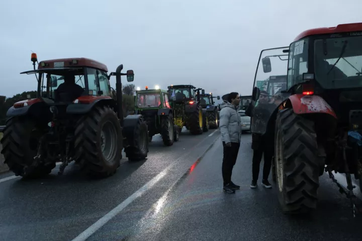 Κλιμακώνονται οι κινητοποιήσεις των αγροτών - Σε ποιες περιοχές υπάρχουν μπλόκα, οι επόμενες κινήσεις τους
