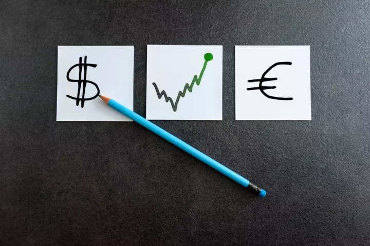 Σε χαμηλό πέντε εβδομάδων το δολάριο, σε υψηλό επτά εβδομάδων το ευρώ