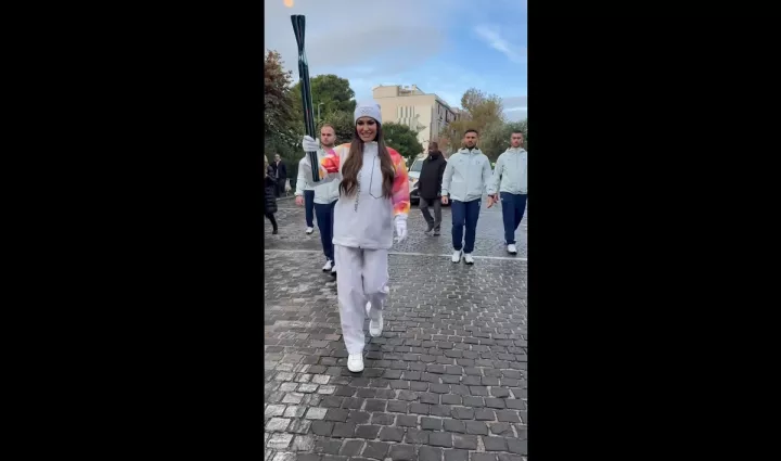 Η Κίμπερλι Γκίλφοϊλ έτρεξε από την Ακρόπολη έως το Καλλιμάρμαρο στη λαμπαδηδρομία για τους Χειμερινούς Ολυμπιακούς Αγώνες (vid)