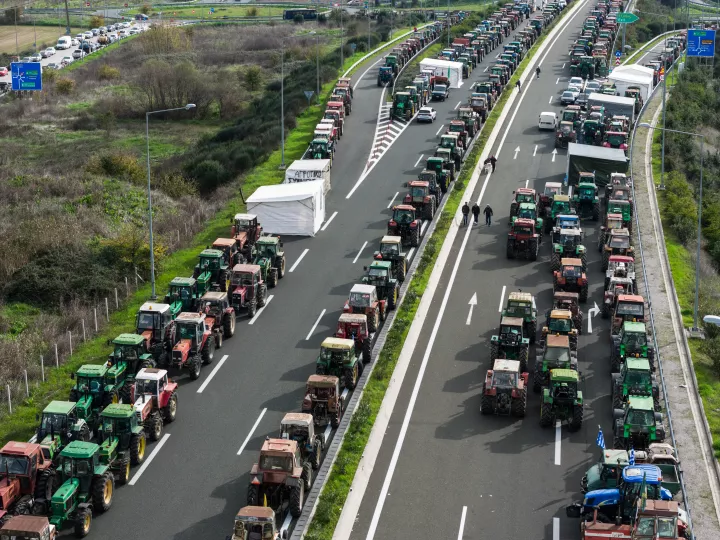 Αγροτικά μπλόκα: Έκλεισε το τελωνείο του Προμαχώνα - Παραμένουν τα τρακτέρ στον κόμβο της Νίκαιας (pics)