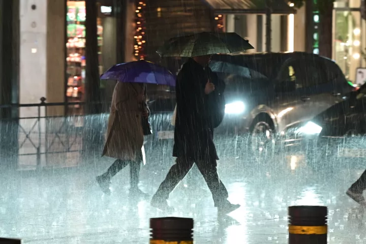 Ισχυρή καταιγίδα και πλημμύρες στην Αττική - Συγκλονιστικές σκηνές διάσωσης από την ΕΜΑΚ στη Λακωνία (pics&vids)