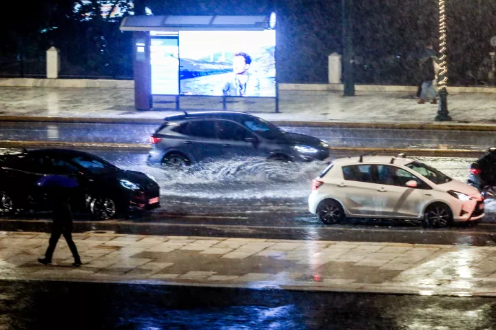 Κακοκαιρία Byron: Ισχυρή καταιγίδα στην Αττική, ήχησε το 112 - Μεγάλα προβλήματα σε Λακωνία και Ζάκυνθο