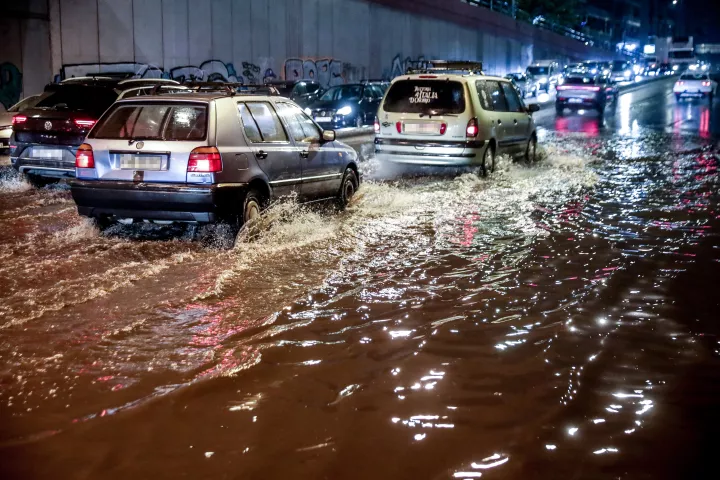 Κακοκαιρία Byron: Δύσκολη νύχτα για την Αττική, μπαράζ 112 σε όλη την Ελλάδα - Πώς θα κινηθεί η κακοκαιρία τις επόμενες ώρες