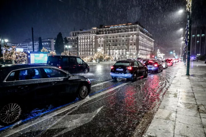 Συνεχίζεται με μεγάλη ένταση η κακοκαιρία Byron - Πλημμυρικά φαινόμενα και κλειστοί δρόμοι στην Αττική (pics&vids)