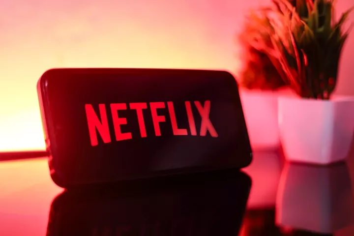 Netflix: «Αποκλειστικές διαπραγματεύσεις» για την εξαγορά της Warner Bros Discovery