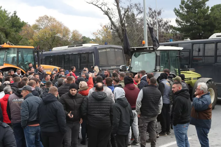 Θεσσαλονίκη: Ένταση μεταξύ Αστυνομίας και αγροτών - Τα ΜΑΤ τους σταμάτησαν πριν στήσουν μπλόκο στο «Μακεδονία» (vids)