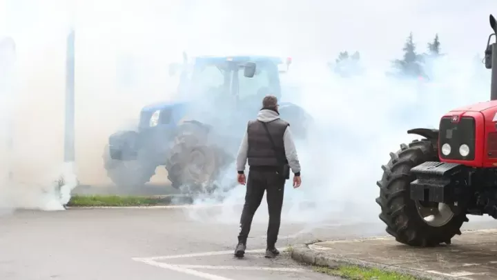 Αγρότες των Σερρών έκλεισαν την Εγνατία στα Κερδύλια - Ένταση στα «Πράσινα Φανάρια» της Θεσσαλονίκης, μπλόκο και στο Δερβένι