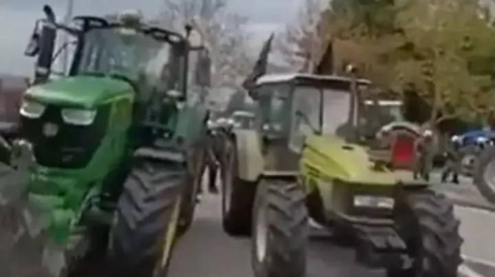 Ένταση στα «Πράσινα Φανάρια»: Αγρότες επιτέθηκαν με τρακτέρ σε πεζούς αστυνομικούς, «φονική επίθεση»