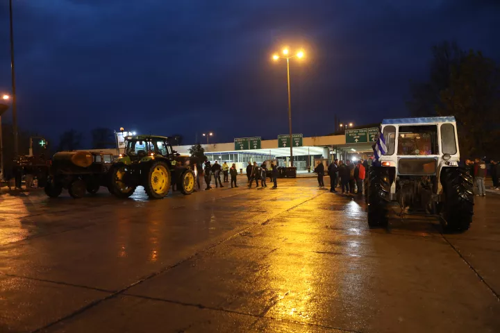 Οι αγρότες άνοιξαν το τελωνείο του Προμαχώνα - Εκατοντάδες νταλίκες περνούν από τα σύνορα