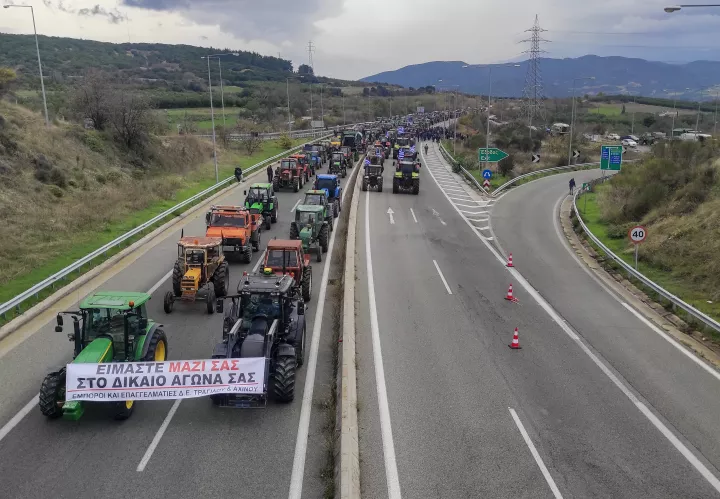 Κλιμάκωση των αγροτικών κινητοποιήσεων από Δευτέρα - Δικογραφία για τον οδηγό τρακτέρ που κινήθηκε απειλητικά κατά αστυνομικών 