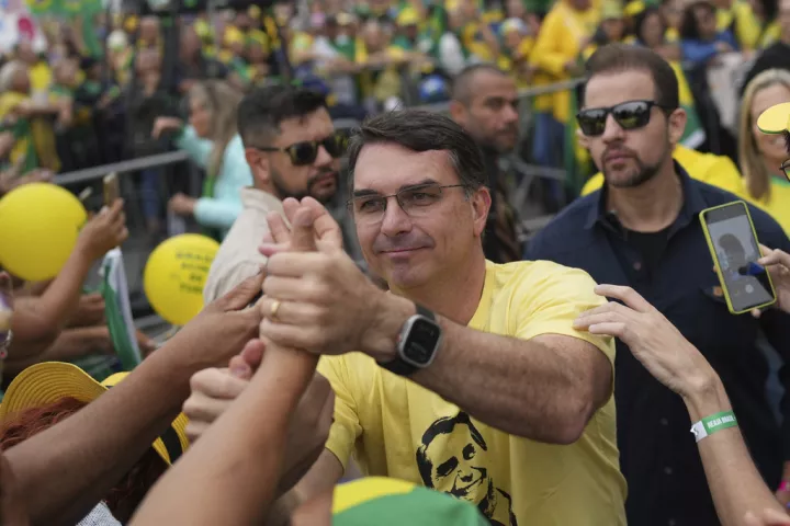 Βραζιλία: Ο γερουσιαστής Φλάβιο Μπολσονάρου ανακοίνωσε ότι ο πατέρας του τον έχρισε πολιτικό διάδοχό του	