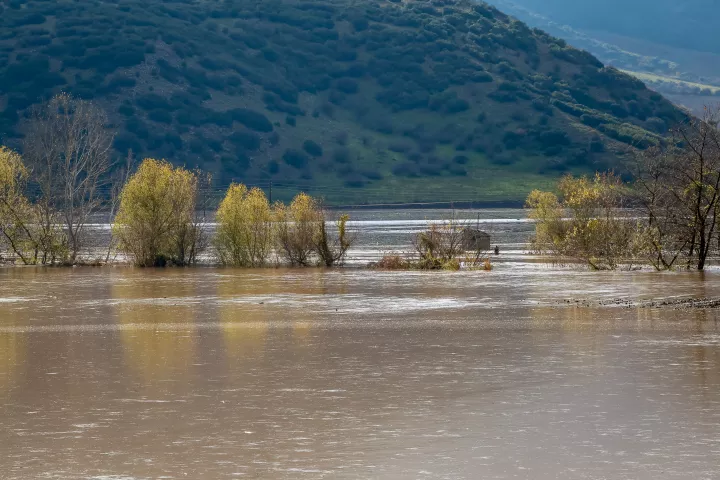 Υπερχείλισε ο Πηνειός στα αναχώματα του Βαλομανδρίου και των Ρογκίων (pics)