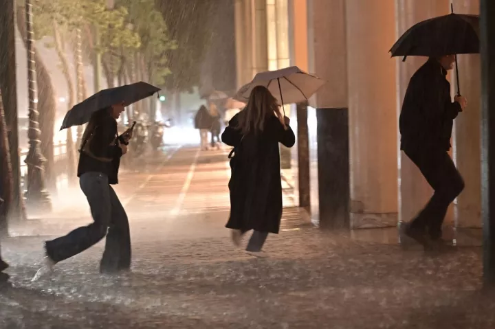 Κακοκαιρία Byron: Υπερχείλισαν οι ποταμοί Ενιπέας και Πηνειός - Μήνυμα του 112 για εκκένωση οικισμού