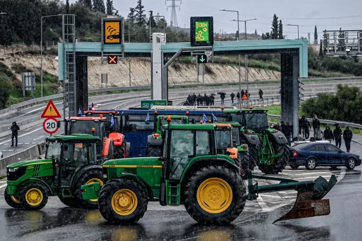 Κλιμακώνονται οι κινητοποιήσεις των αγροτών – Σχεδιάζουν μπλόκα μέχρι και τις γιορτές