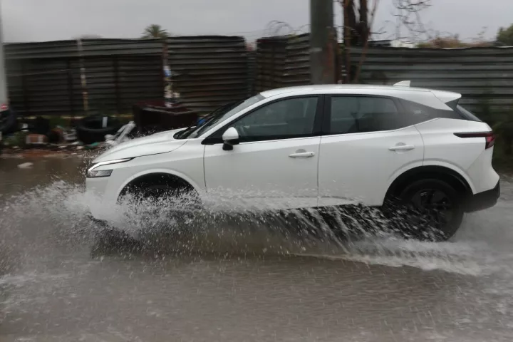 Κακοκαιρία Byron: Ποιοι δρόμοι είναι κλειστοί - Διακόπηκαν δρομολόγια τρένων στη Λάρισα