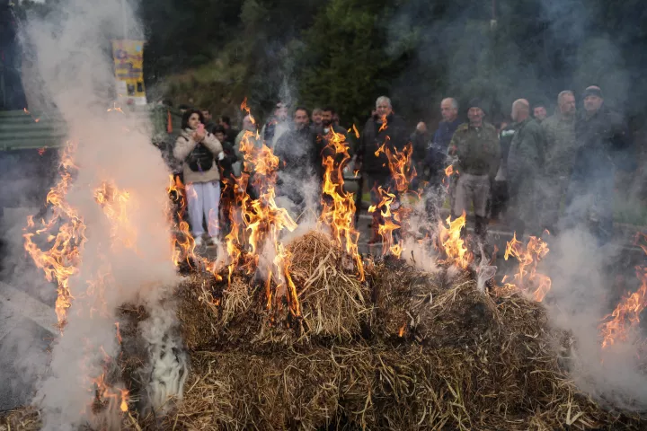 Κλιμακώνονται οι κινητοποιήσεις των αγροτών - Έκλεισαν την Εθνική οδό στις Μικροθήβες, έβαλαν φωτιά σε άχυρα