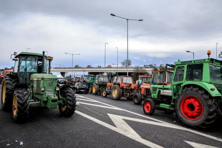 Οι αγρότες έκλεισαν την Εθνική Οδό Αθηνών-Λαμίας στο ύψος του Μπράλου - «Ήρθαμε για να μείνουμε», λένε