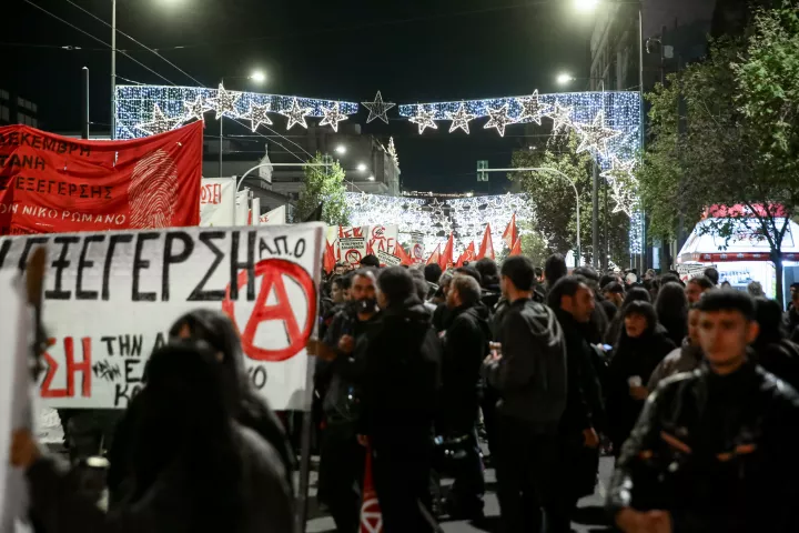 Σε εξέλιξη πορεία στο κέντρο της Αθήνας για τα 17 χρόνια από τη δολοφονία του Αλέξανδρου Γρηγορόπουλου - Έγιναν 33 προσαγωγές
