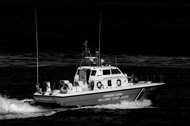 Τραγωδία με 18 νεκρούς ανοιχτά της Κρήτης: Εντοπίστηκηκε ημιβυθισμένη λέμβος, δύο διασωθέντες