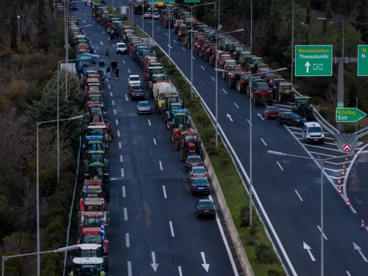Κλιμακώνουν τις κινητοποιήσεις τους οι αγρότες: Την Τετάρτη αποκλείουν το λιμάνι του Βόλου