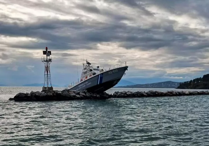 Σκάφος του Λιμενικού προσέκρουσε σε βράχια στην είσοδο του λιμανιού Βόλου
