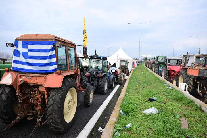 Αμετακίνητοι οι αγρότες: Νέα μπλόκα σε Κάστρο και Εύηνο - Αποκλεισμός στον κόμβο του αεροδρομίου Ιωαννίνων