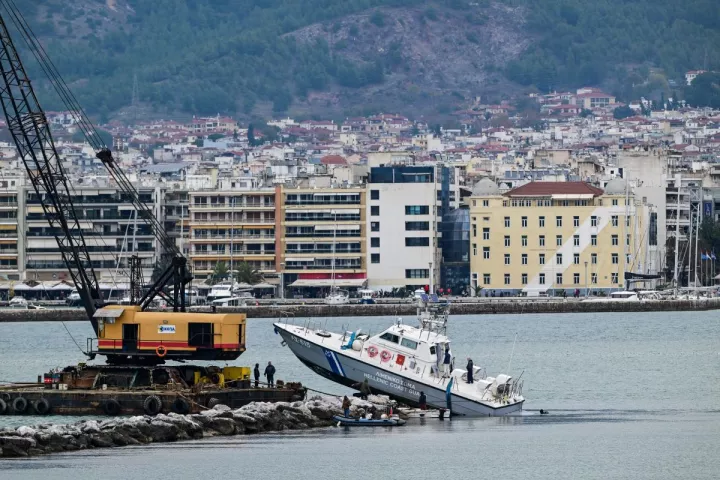 Προσάραξη σκάφους Λιμενικού στα βράχια: Αίτια οι κακές καιρικές συνθήκες - Θα ξεκινήσει Ε.Δ.Ε.