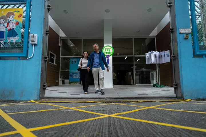 Χονγκ Κονγκ: Πολύ χαμηλό ποσοστό συμμετοχής στις εκλογές στον απόηχο της πολύνεκρης πυρκαγιάς