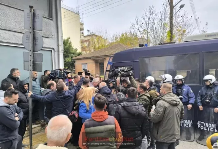 Αγρότες επιχειρούν να αποκλείσουν το γραφείο του Κ. Τσιάρα στην Καρδίτσα