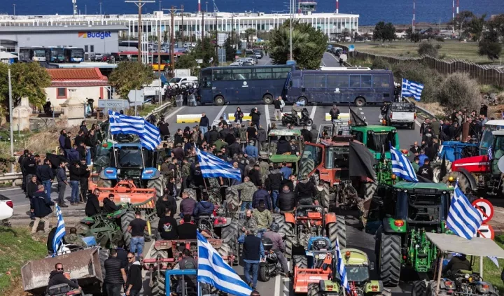 Αγρότες προσπαθούν να αποκλείσουν το αεροδρόμιο - Επίθεση με πέτρες στους αστυνομικούς (vid)