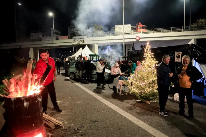 Οι αγρότες δεν υποχωρούν: Σε κλοιό μπλόκων όλη η χώρα - Βίαια επεισόδια στην Κρήτη