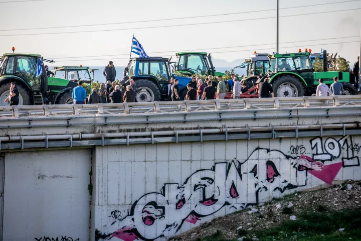 Αμετακίνητοι στα μπλόκα οι παραγωγοί Κεντρικής και Δυτικής Μακεδονίας - Ποια νέα σημεία καταλαμβάνουν